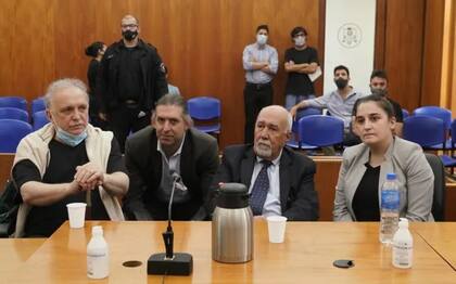 El magistrado Norberto Scavone (a la izquierda) y sus abogados al escuchar la condena de cuatro años y medio de prisión