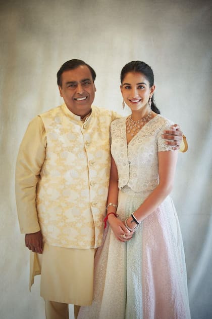 El magnate indio, cuya fortuna asciende a más de 117 mil millones de dólares, junto a su futura nuera, Radhika Merchant, que también es hija de una familia acaudalada en la India.