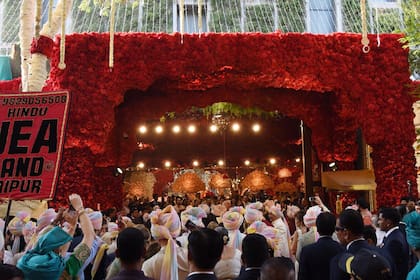 El magnate Mukesh Ambani hizo colocar cientos de rosas frescas y luces en las afueras del edificio donde se celebró el casamiento