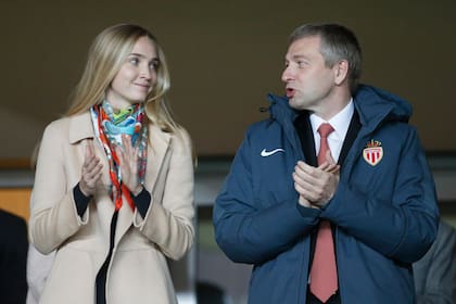 El magnate ruso Dimitry Rybolovlev, presidente del club AS Mónaco, club de fútbol del principado, junto a su hija Ekaterina. La imagen fue tomada durante un partido del equipo monegasco. Fue Dimitry quien le regaló Skorpios a Ekaterina.