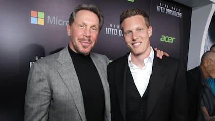 El magnate tecnológico Larry Ellison, a la izquierda, junto con su hijo, el productor de Hollywood David Ellison.