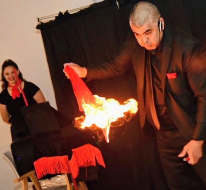 El mago Baltazar en pleno show de magia