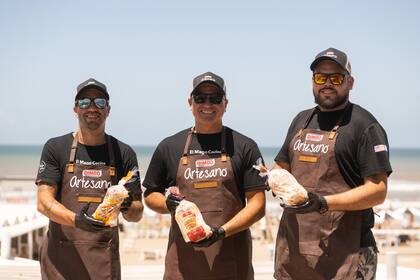El Mago cocina y su equipo en la degustación de Bimbo Artesano en el Parador “Terrazas del Alba” en Pinamar.