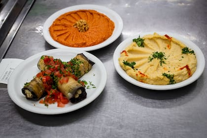 El mahmara, puré de morrones asados, lleva nueces molidas; también se pide mucho la berenjena armenia
