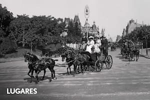El “mail coach” del Barón Gastón Peers en Av. Alvear, a la altura de la Plaza San Martín de Tours. A la izquierda, las residencias Dose y González, ca. 1900.