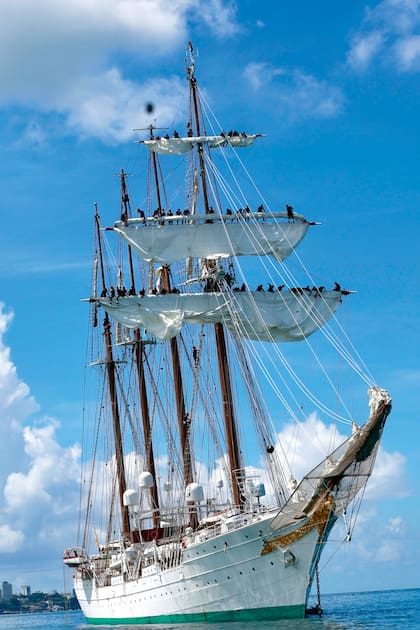 El majestuoso buque Juan Sebastián Elcano en el que Leonor navega desde el 11 de enero y que actualmente está haciendo una escala en Montevideo, Uruguay, de donde zarpará este fin de semana.