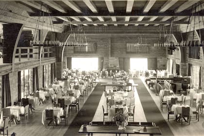 El majestuoso salón comedor del Hotel Llao Llao en los primeros años de funcionamiento