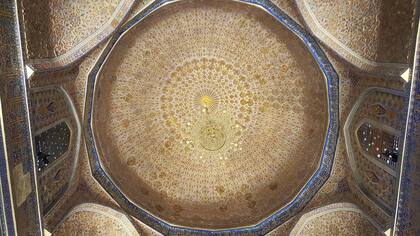 El majestuoso techo de la tumba del emperador Tamerlán.
