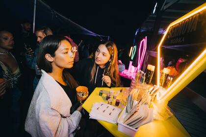 El make up point era un espacio para que los invitados puedan tener los mejores detalles en su makeup, pelo y uñas.