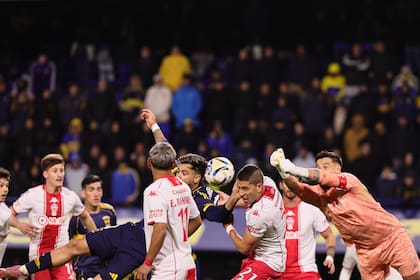 El mal despeje de Hernán Galíndez y el gol de espalda de Milton Giménez