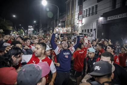 El malestar crece entre los hinchas de Independiente por la ausencia dirigencial; una imagen de otros tiempos