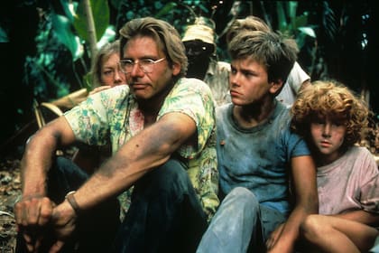 El malogrado River Phoenix interpreta al hijo mayor del personaje interpretado por Ford y es también el narrador de la historia