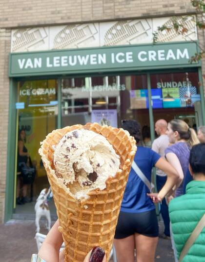 El Malört se deja infusionar con el ajenjo durante semanas, mezclándose varias veces para extraer su distintivo amargor