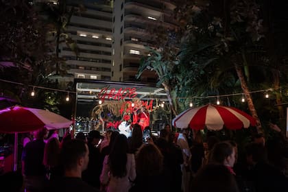 El Mammoth Gardendel Hotel Faena de Miami se convirtió en una pasarela de lujo para Collection 01, de Grace. En el centro, la obra Gone But Not Forgotten, de Damien Hirst, que representa el esqueleto de un mamut bañado en oro de 24 quilates, que da nombre al jardín.