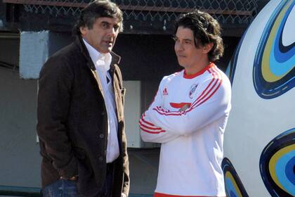 El manager Enzo Francescoli y el entrenador Marcelo Gallardo; River está en alerta por la programación de las fechas de la Conmebol para la Copa Libertadores