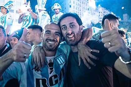 Diego Milito, en su etapa de mánager de Racing, junto al capitán (y ex compañero) Lisandro López en los festejos del plantel en el Obelisco por el último título local, antes de la salida de Licha a Sarmiento