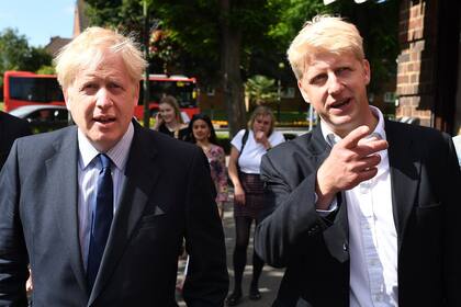 El mandatario Boris Johnson, junto a su hermano