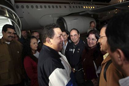 El mandatario fue recibido por casi todo su gabinete en la pista del aeropuerto