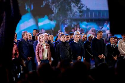 El mandatario se mostró rodeado de los principales funcionarios de su administración