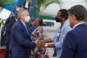 Fernández llegó a Barbados y estrena su rol como presidente de la Celac: los motivos de su visita