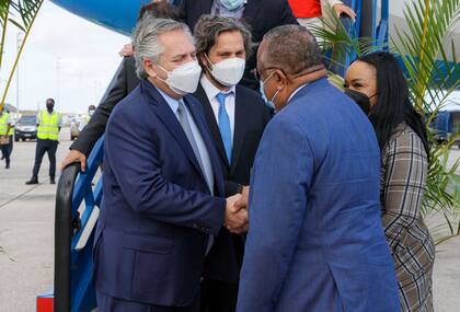 El mandatario y la comitiva fueron recibidos en el aeropuerto internacional Grantley Adams, ubicado en Seawell, por el ministro de Relaciones Exteriores y Comercio Internacional, Jerome Walcott,
