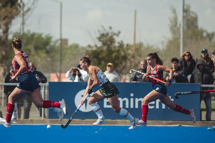 El manejo de la bocha entre el Lomas puntero y San Lorenzo