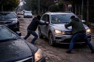 Un especialista revela qué hacer si te cruzan un auto para robarte: