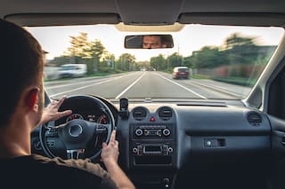 El error que comete el 90% de los conductores al frenar