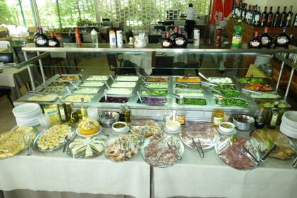 El manejo del conocido "salad bar" tendrá que cambiar cuando vuelvan a abrir los tenedores libres