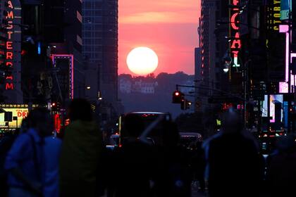 El Manhattanhenge es un fenómeno que ocurre dos veces al año y es cuando el sol se alínea con las calles de Manhattan