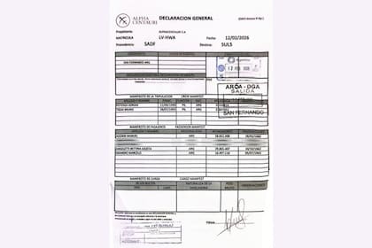 El manifiesto de pasajeros del vuelo de Adorni