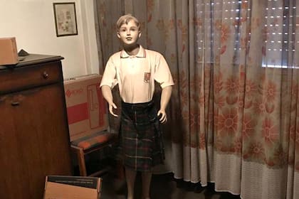 El maniquí de niño vestido con uniforme escolar secuestrado en la casa del sospechoso