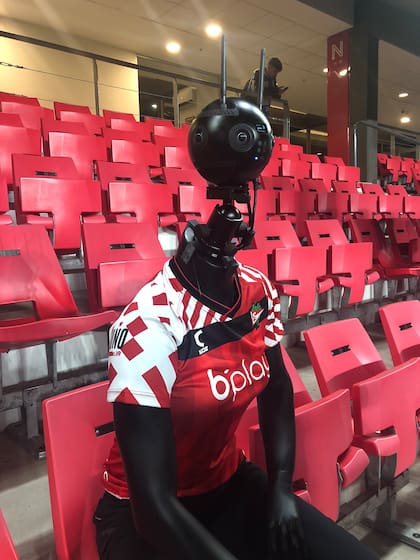 El maniquí femenino robótico permite disfrutar de una visión 360° de imágenes de realidad aumentada, como si estuvieran en la cancha.
