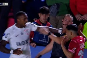 Argentinos festejó con los suplentes y un jugador de Corinthians atacó al árbitro asistente