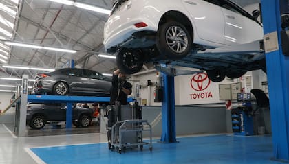 El mantenimiento debe ser realizado por técnicos certificados con repuestos originales para mantener la cobertura vigente.