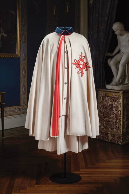 El manto de la Orden de Calatrava que usaron en sus retratos oficiales muchos de los duques de Alba, en su condición de caballeros de dicha orden.
