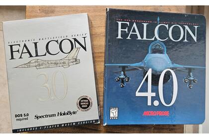 El manual original de la edición para coleccionistas del Falcon 4.0 (a la derecha) y la caja de su antecesor, el 3.0, de 1991. MicroProse volvió a adquirir los derechos de la serie en mayo del año pasado, y apoya el fructífero esfuerzo de BenchMark Sims