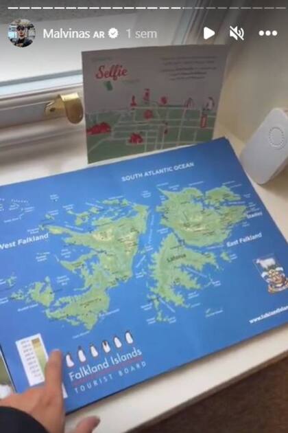 El mapa con la visión británica de las Malvinas, exhibido por Mauro Albarracín, que estuvo en esas islas por una semana