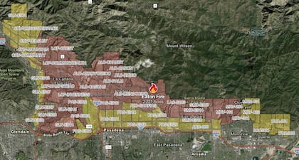 El mapa de evacuación de Eaton Fire, un incendio que impone evacuaciones obligatorias en Altadena y La Cañada Flintridge, alimentado por vientos fuertes y baja humedad