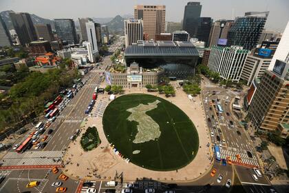 El mapa de las dos Coreas hecho con césped frente al ayuntamiento en Seúl