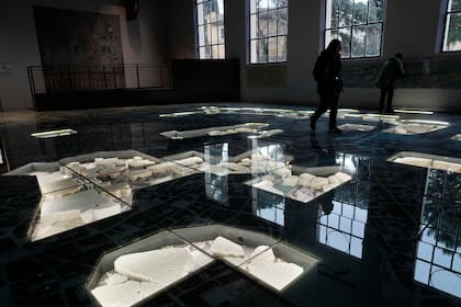 El mapa gigante de mármol, Forma Urbis Romae, de la antigua Roma se muestra a los medios de comunicación en el Parque Arqueológico del Museo del Monte Celio que da al Coliseo en Roma, jueves 11 de enero de 2024. (AP Foto/Gregorio Borgia)