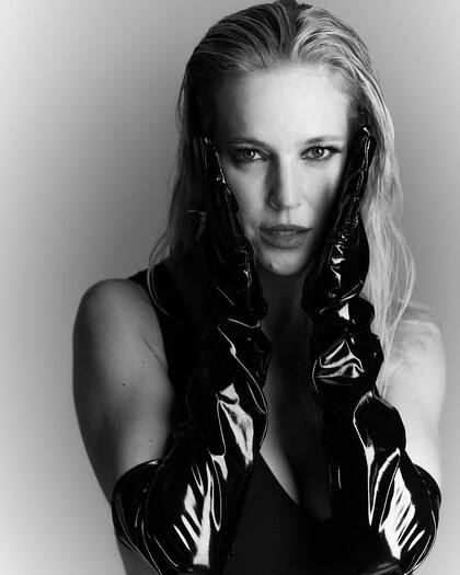 El maquillaje buscó acentuar la mirada con delineado negro y pestañas postizas (Foto: Instagram @luisanalopilato)