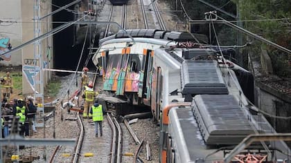 El maquinista de un tren murió cuando un tren de cercanías descarriló cerca de Barcelona, solo días después del accidente en Adamuz.
