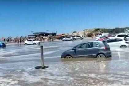 El mar alcanzó los autos estacionados en la zona de la costa de Las Grutas