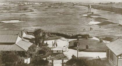 El Mar del Plata Golf Club se fundó el 17 de enero de 1900. A la derecha la Casilla de Palos, a la izquierda el Pabellón, al centro los Jardines y los links.