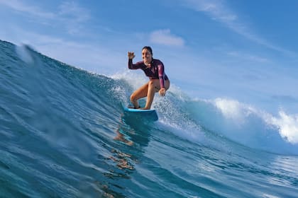 "El mar es mi gran maestro", asegura Mery, que cada mañana, antes de empezar a trabajar, se mete al agua a surfear.