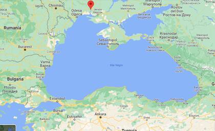 El Mar Negro y el puerto de Mykolaiv (indicado arriba), entre Kherson y Odessa, donde Ucrania hundió su fragata insigne