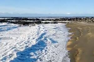 Las temperaturas extremas congelaron las olas del mar en Tierra del Fuego