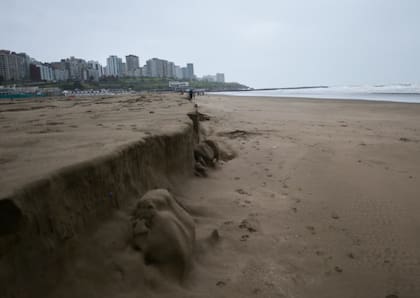 El mar se llevó miles de metros cúbicos de arena, lo que significa una notoria pérdida de superficie