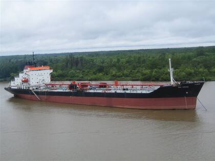 El Mar Tirreno, de Petro Tank, que YPF se niega a contratar